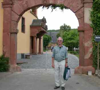 Hatto J., unser Klassenlehrer in der Mittelstufe, im Toreingang zum Schloss Vollrads