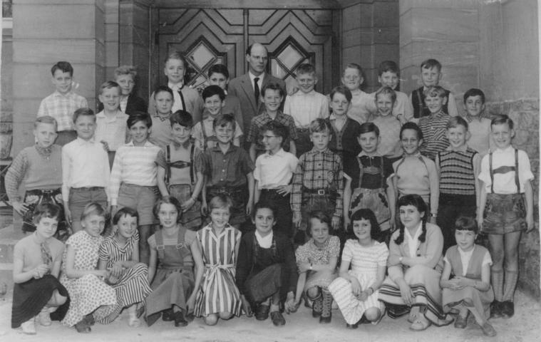 Rheingauschule Klasse 5b, 1959, vor dem Haupteingang