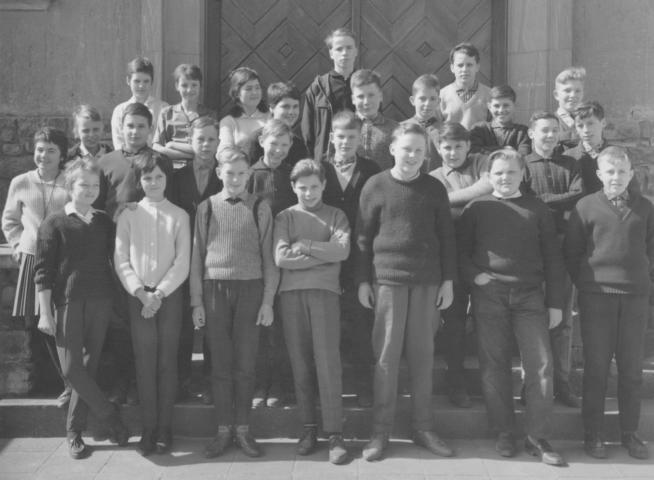 Rheingauschule Klasse 7b, 1961, vor dem Tor der Turnhalle
