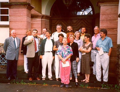 Klassentreffen 1997 - vor dem Haupteingang zur Rheingauschule